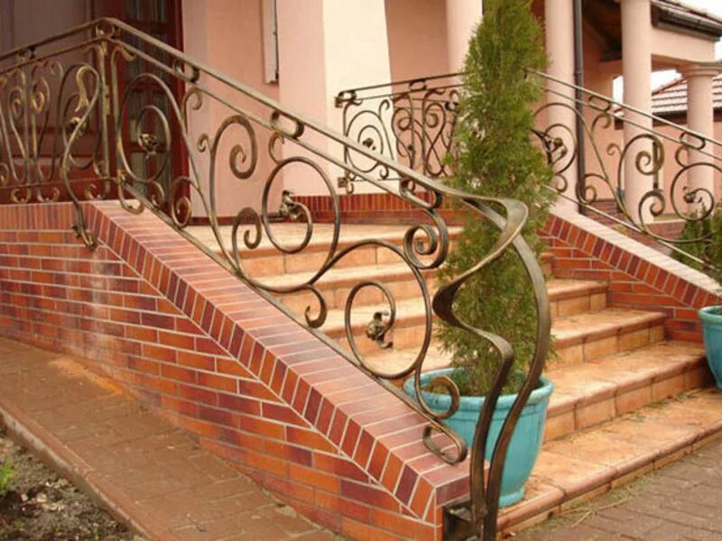 Ограждение крыльца. Ограждение крыльца из дерева. Ступеньки в частный дом входные металлические. Перила для уличной лестницы. Перила для террасы.