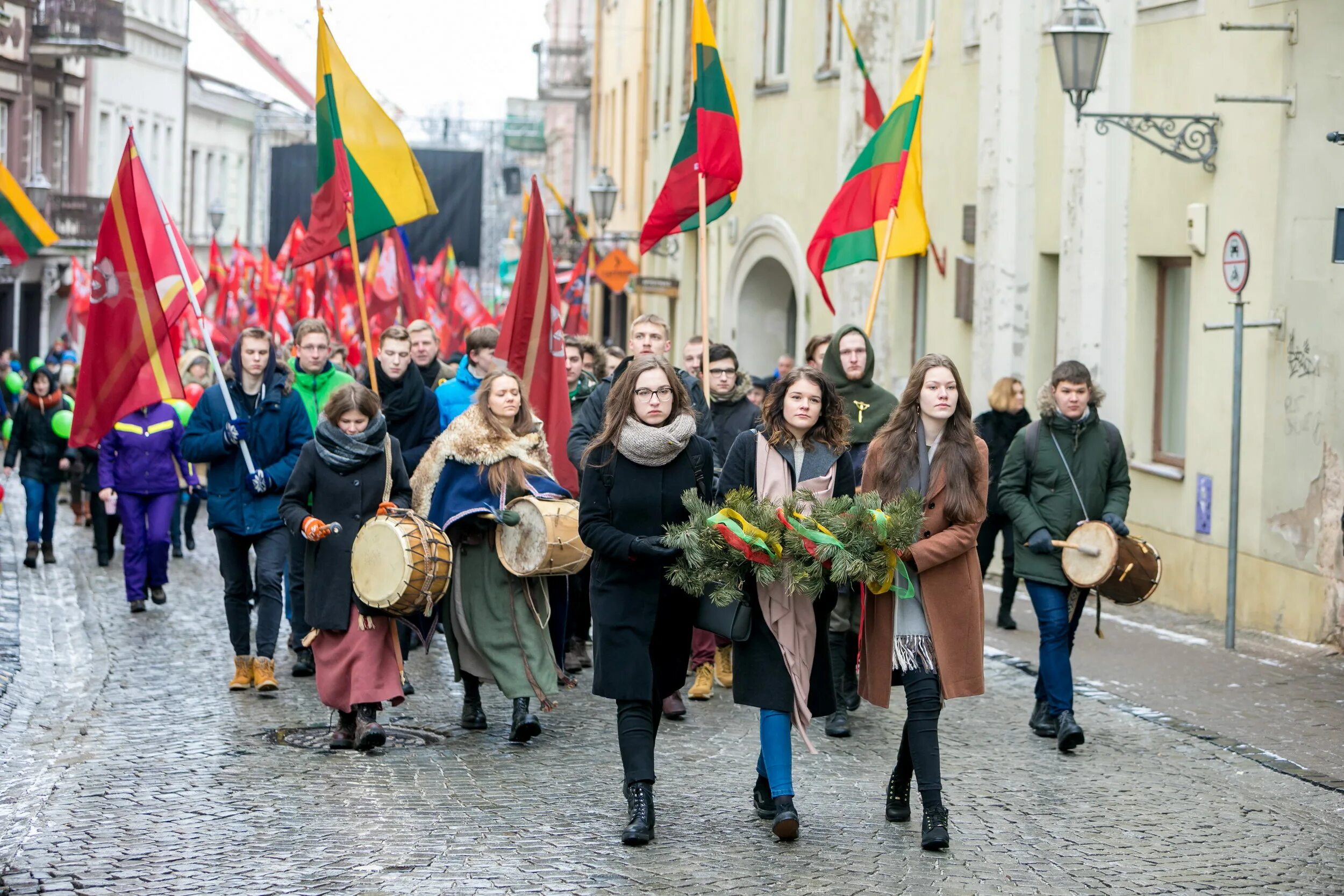 Какой праздник в литве. Жители Литвы. День независимости Литвы. День государственности в Литве. Литва праздники.