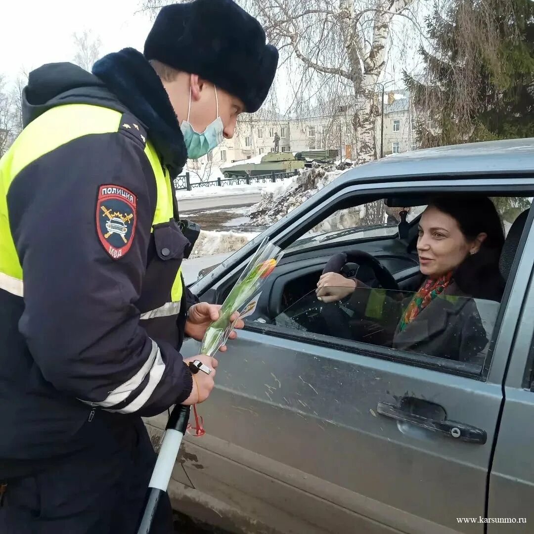 Автоледи гибдд. Карсунское ГИБДД. Автоледи и гаишник. С днем рождения сотруднику ДПС.