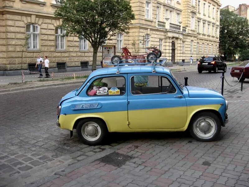 Машина с украинским флагом. Завод заз в запорожье. Машины украины. Украинские производители авто. Машина с украинским флагом.