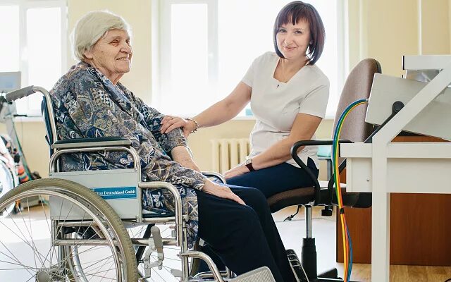 Пансионат после инсульта nursing home. Реабилитация лежачих больных. Реабилитационный центр после инсульта для лежачих. Пансионат для пожилых после инсульта. Инвалид после инсульта.