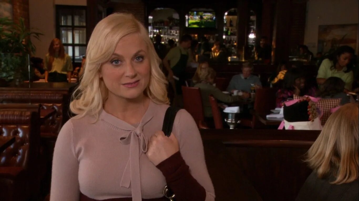 Лесли дай. Parks and recreation leslie. galentine day. лесли ноуп конфетное ожерелье.