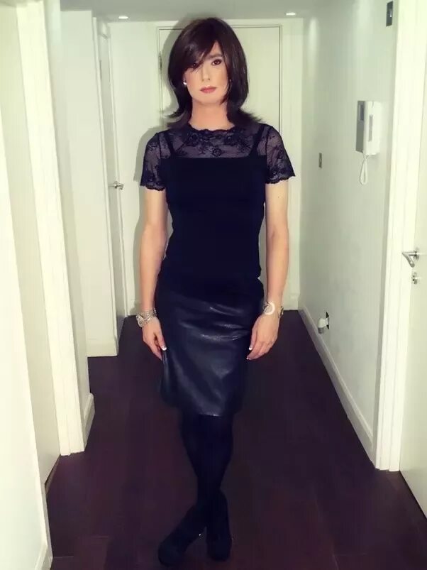 Crossdresser dress. Кроссдрессеры. Crossdresser в платье. Черное атласное платье кроссдрессер. Кроссдрессинг в платьях.