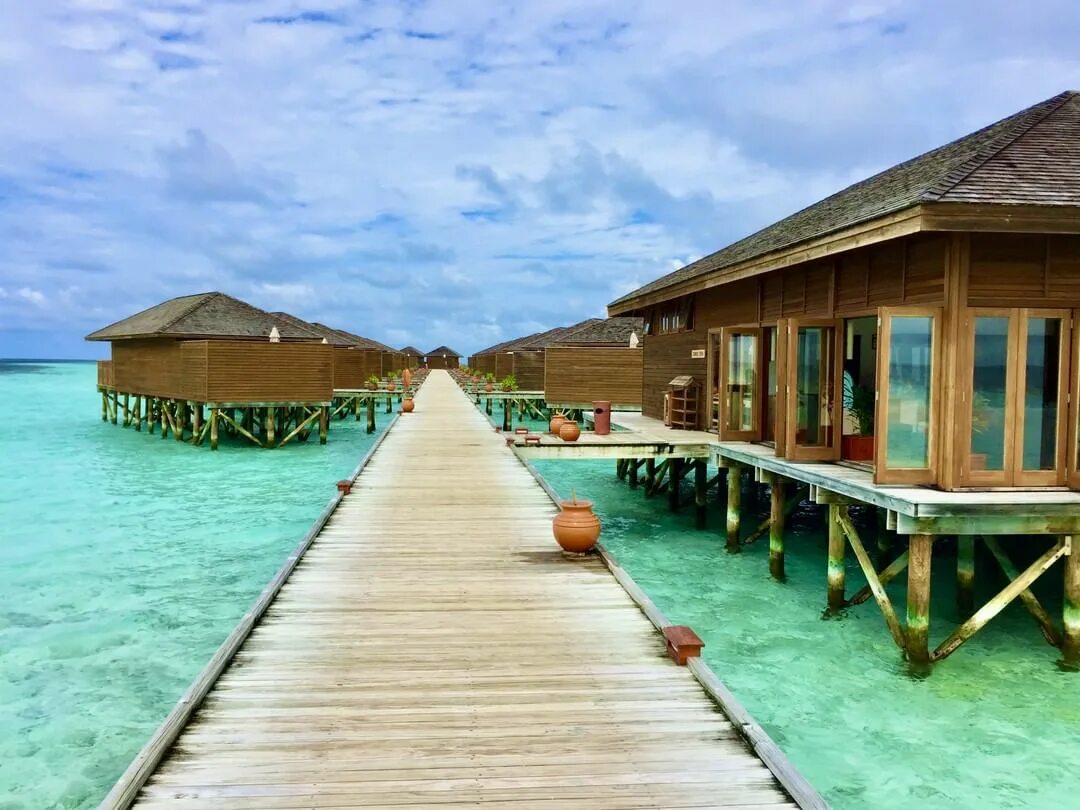 Vilamendhoo island resort. Виламендху Айленд Мальдивы. Виламенду отель Мальдивы. Эмеральд Мальдивы. Vilamendhoo 4 Мальдивы.