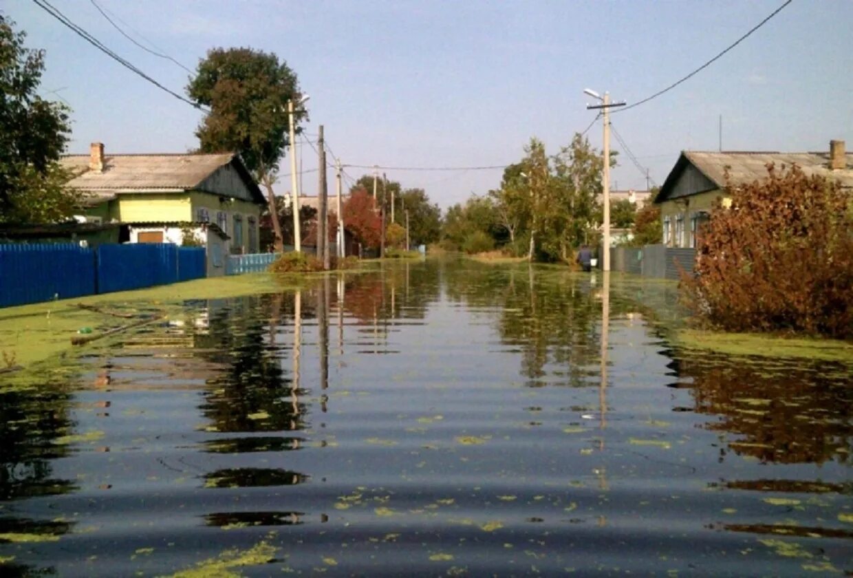 Паводок и наводнение в чем разница. Подтопление 2020 ЕАО. Наводнение. Наводнение в доме. Подтопленные дома в половодье.