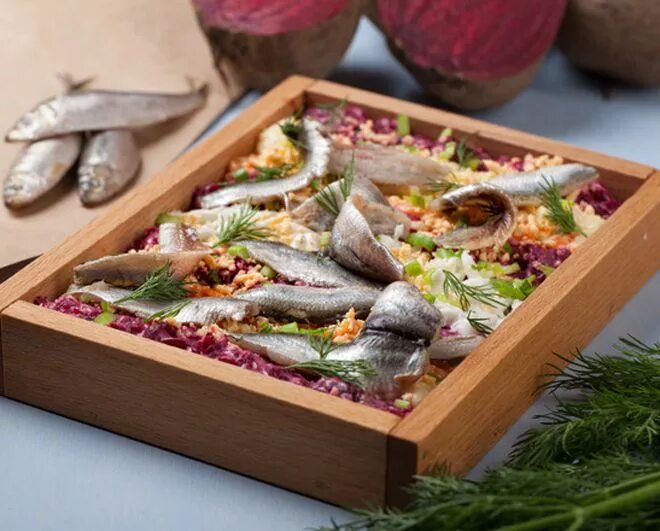 Селедка оригинальная подача. Селедка оригинальная подача. Селёдка в ящике. Шпажки со шпротами. Закуска сельдь с гарниром.