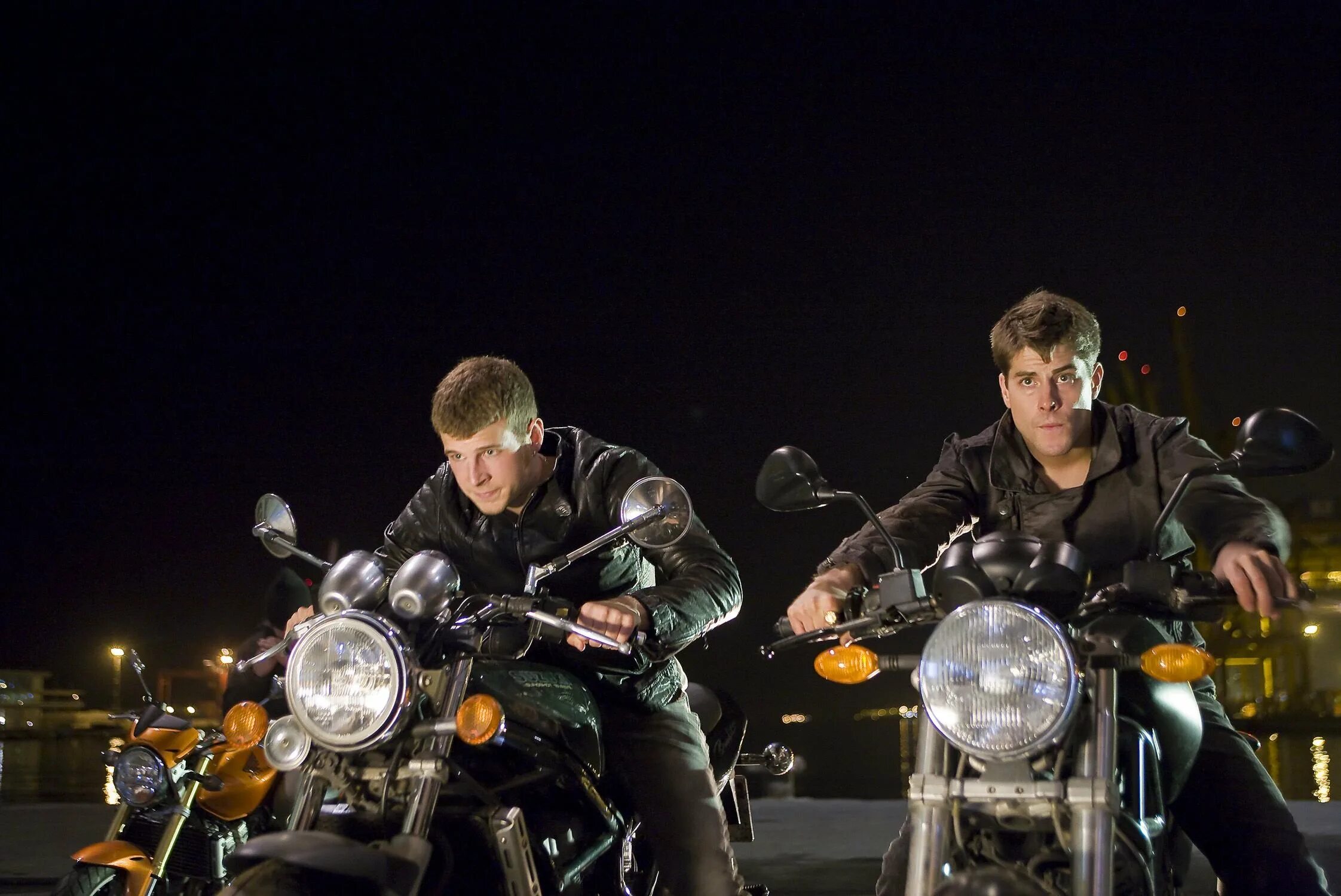 Мотоцикл из три метра над уровнем. Мотоцикл из три метра над уровнем. Мотоцикл triumph thruxton 2009 марио касас. Марио касас три метра над уровнем моря. Марио касас на мотоцикле.