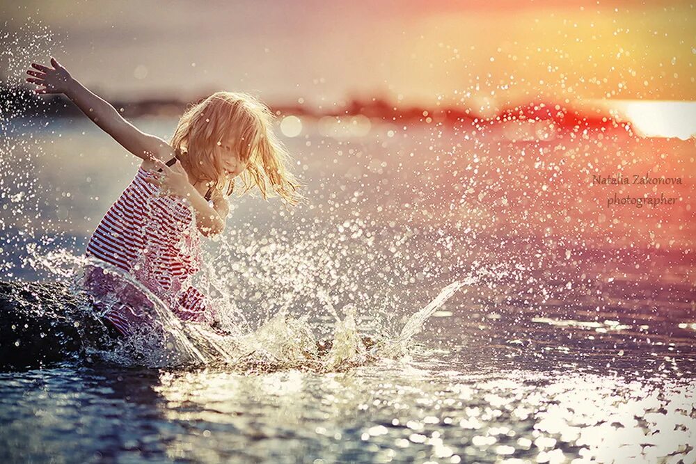 Фотосессия на траве. Фотосет с мыльными пузырями. Солнце счастье. Фотосессия на природе летом. Афоризмы про лето.