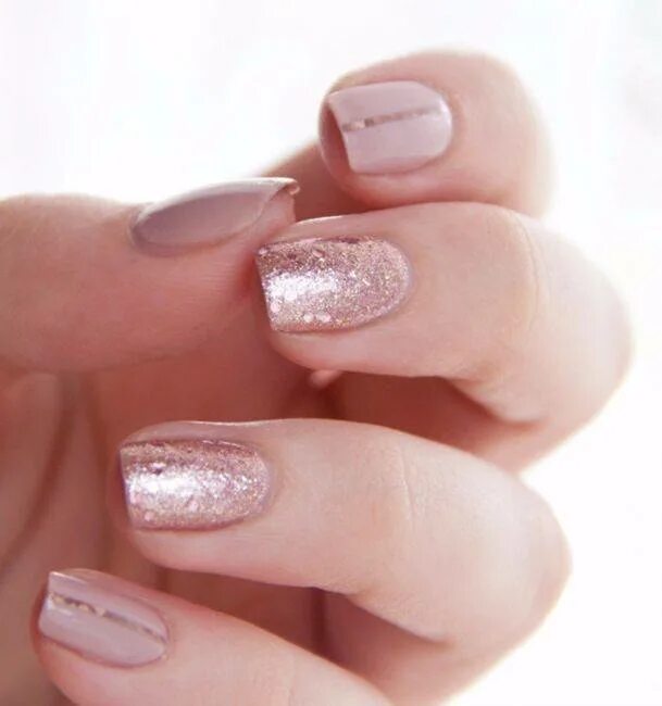Маникюр на короткие ногти нюдовые с блестками Looking for nail art ideas Try a rose gold glitter ombre! Holiday nails. Nail i