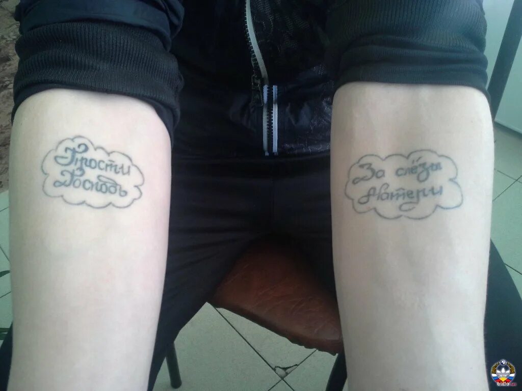 Татуировки на спине мужские надписи. С нами бог на латыни. Тату крест бог судья. Православные тату. Тату николая угодника на спине.