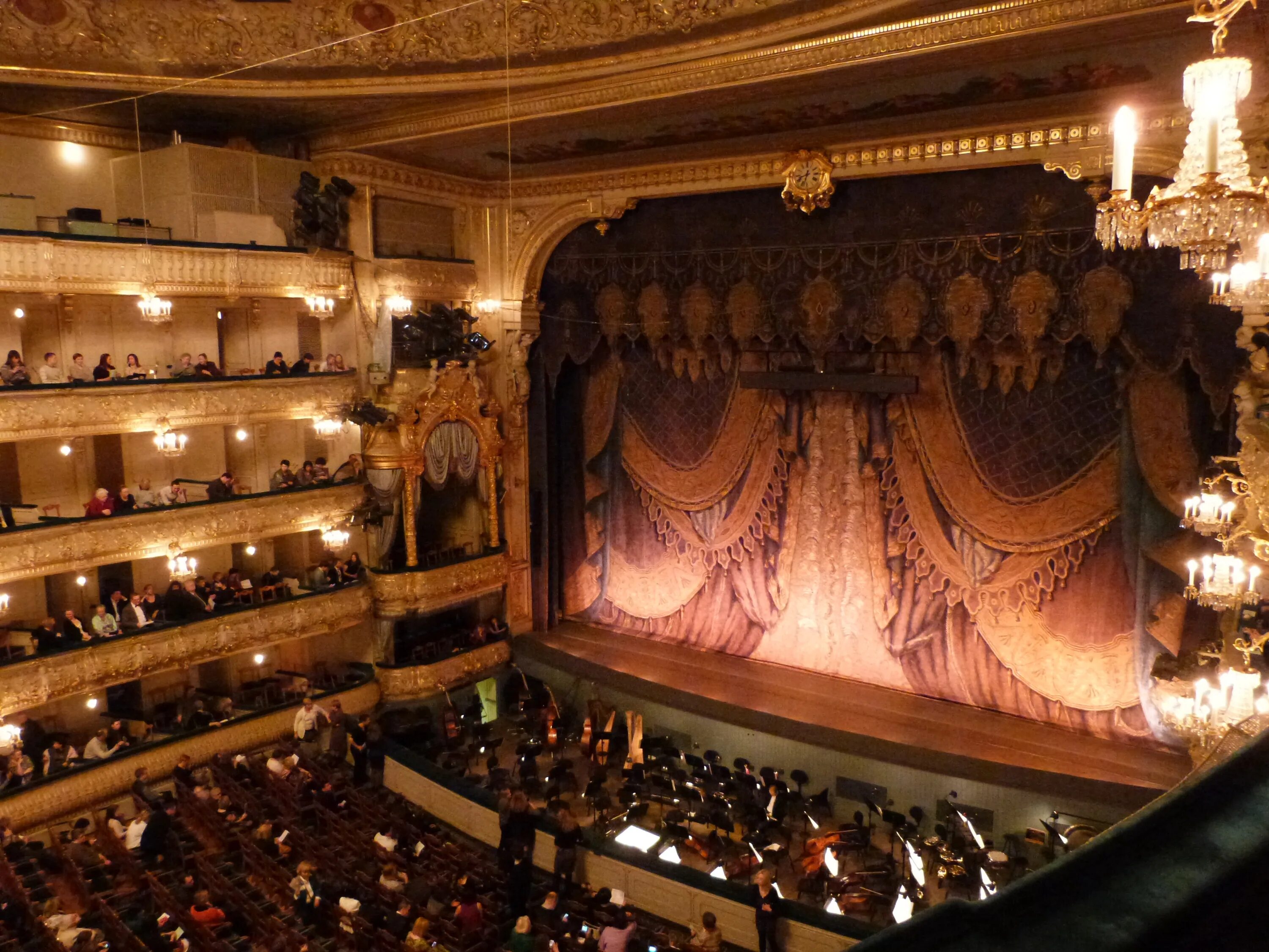 Mariinsky theater. Мариинский театр Санкт-Петербург. Театр Мариинка в Санкт-Петербурге зал. Мариинский театр сцена 1. Мариинский театр 1 ярус.