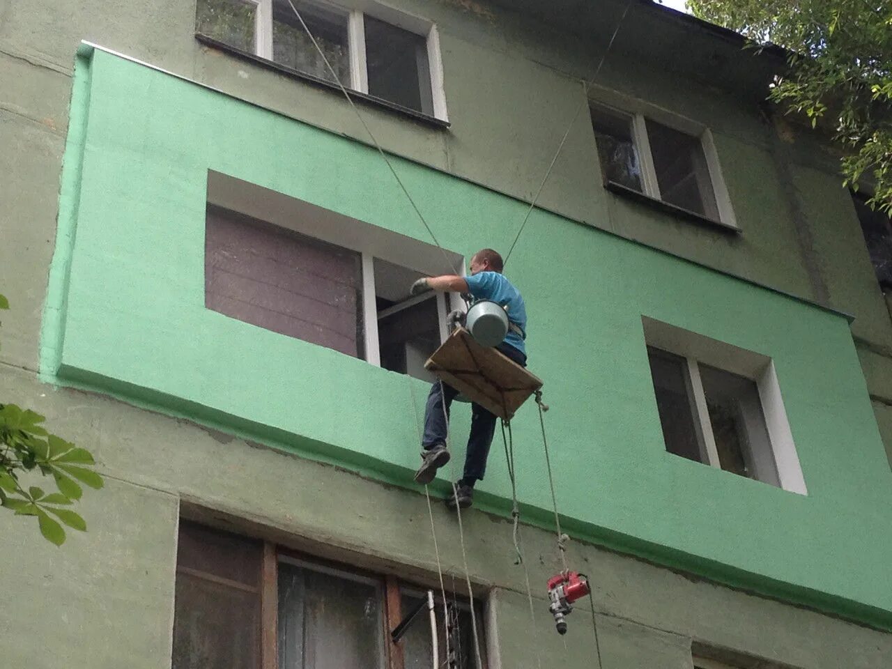 Наружное утепление стен работа. Утепление фасада квартиры. теплоизоляция квартиры снаружи. утепление стен квартиры снаружи. утепление фасада многоэтажного дома.