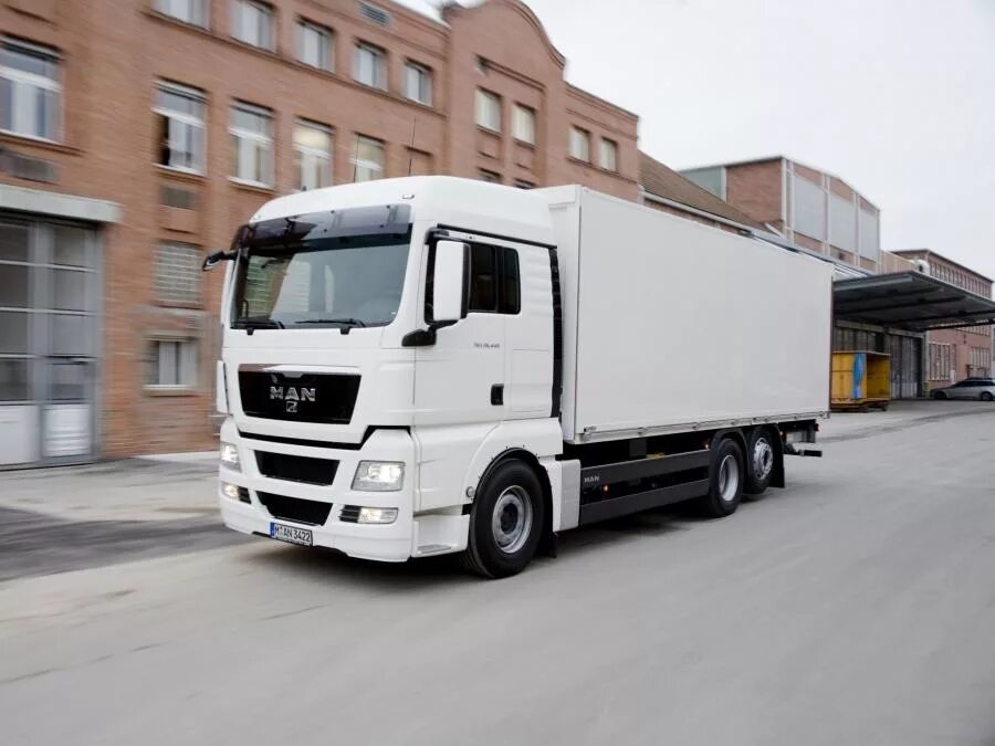 Man tgs 26. Грузовик 18 тонн. 250 рефрижератор. Isuzu forward 10 тонник. Isuzu forward 18.