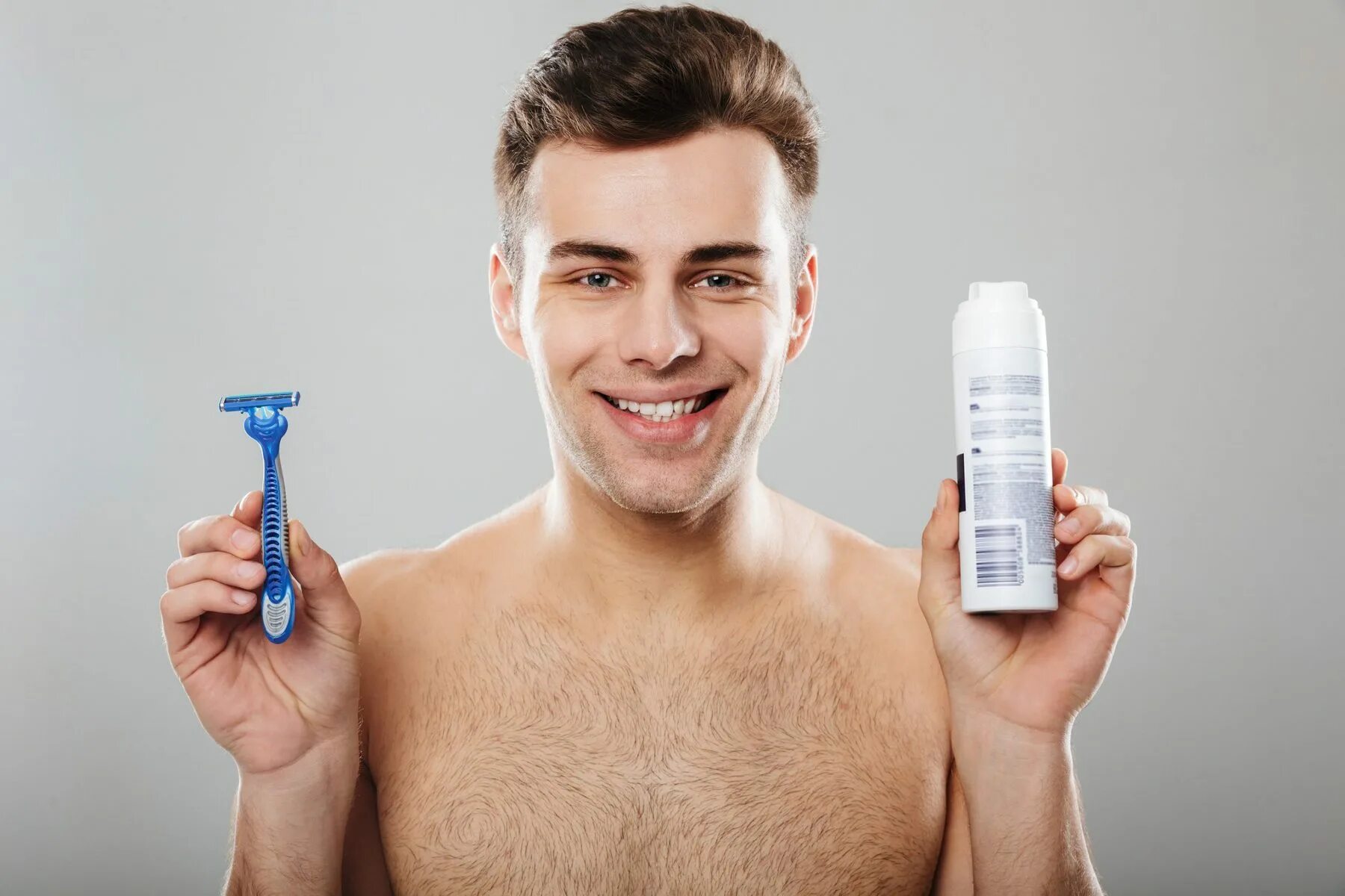Мужчины используют крем. Мужчина после бритья. Парень после бритья. Лицо мужчины после бритья.