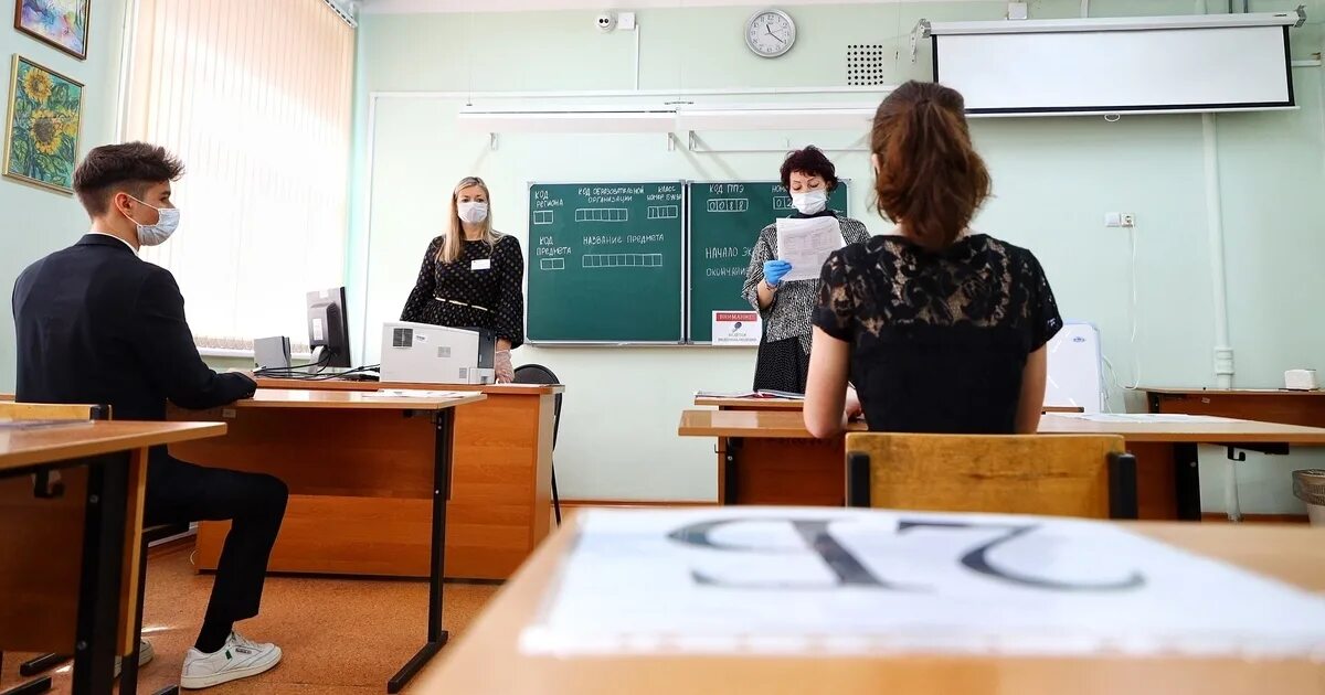 Экзаменационная кампания. Экзамены в школе. Школьники на ЕГЭ. Сдача ЕГЭ. Организатор ЕГЭ.