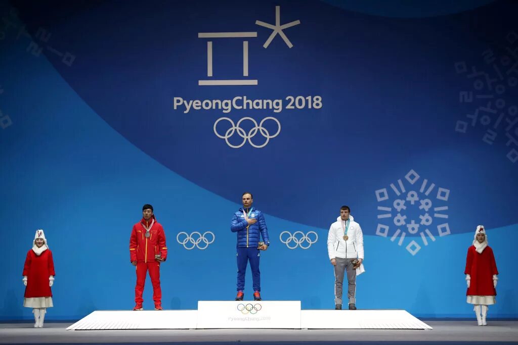 Большунов на олимпийском пьедестале. Ореол над олимпийским пьедесталом. Спортсмены на пьедестале летних олимпийских игр. Олимпиада символы россии. Ореол над олимпийским пьедесталом.