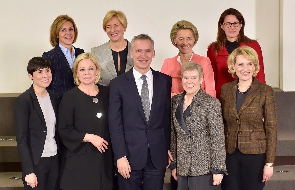 Все министры страны. Министры обороны НАТО женщины. Министры обороны ЕС. Министры обороны НАТО. Министры обороны стран НАТО женщины.