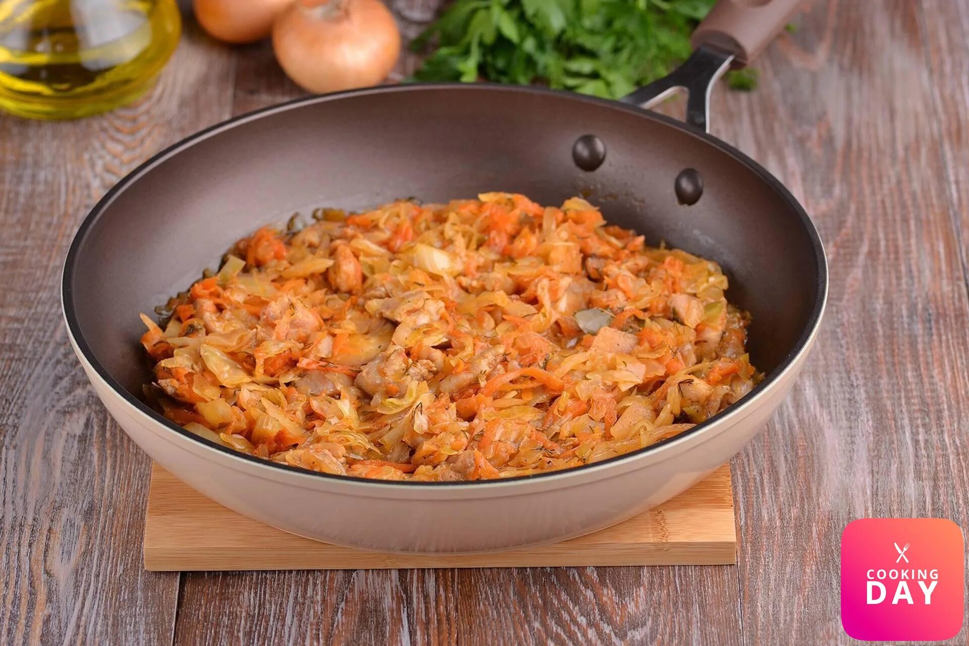 Солянка из капусты с мясом на сковороде. Солянка капустная. солянка с капустой. солянка с квашеной капустой. солянка гарнир.