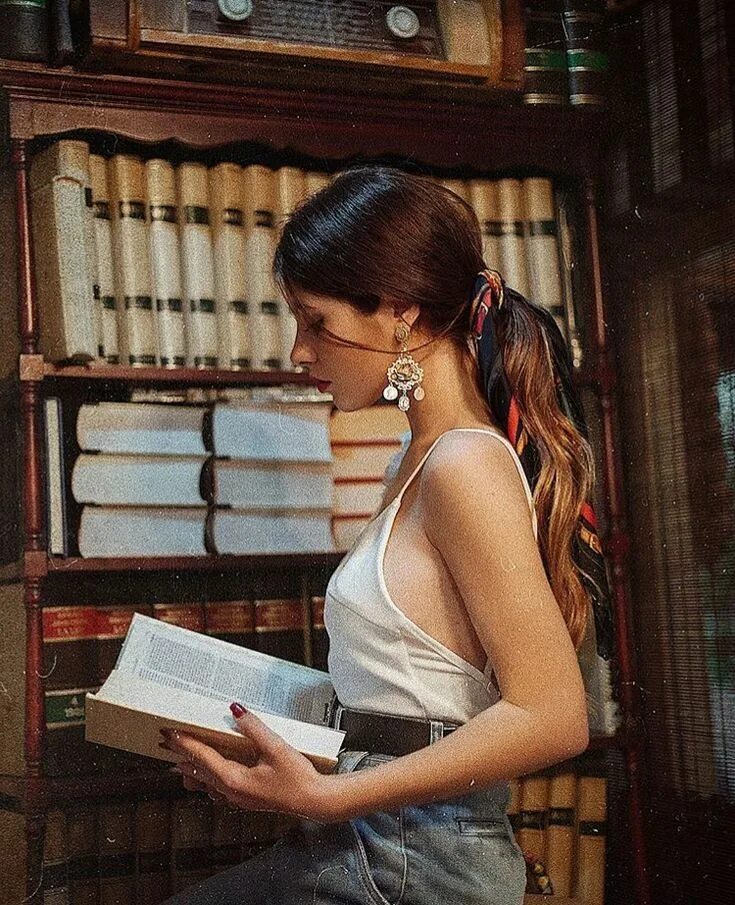 Девочка девушка книга. Елизавета новикова библиотекарша. девушка с книгой. девушка с книжкой. девушка с книгой фотосессия.