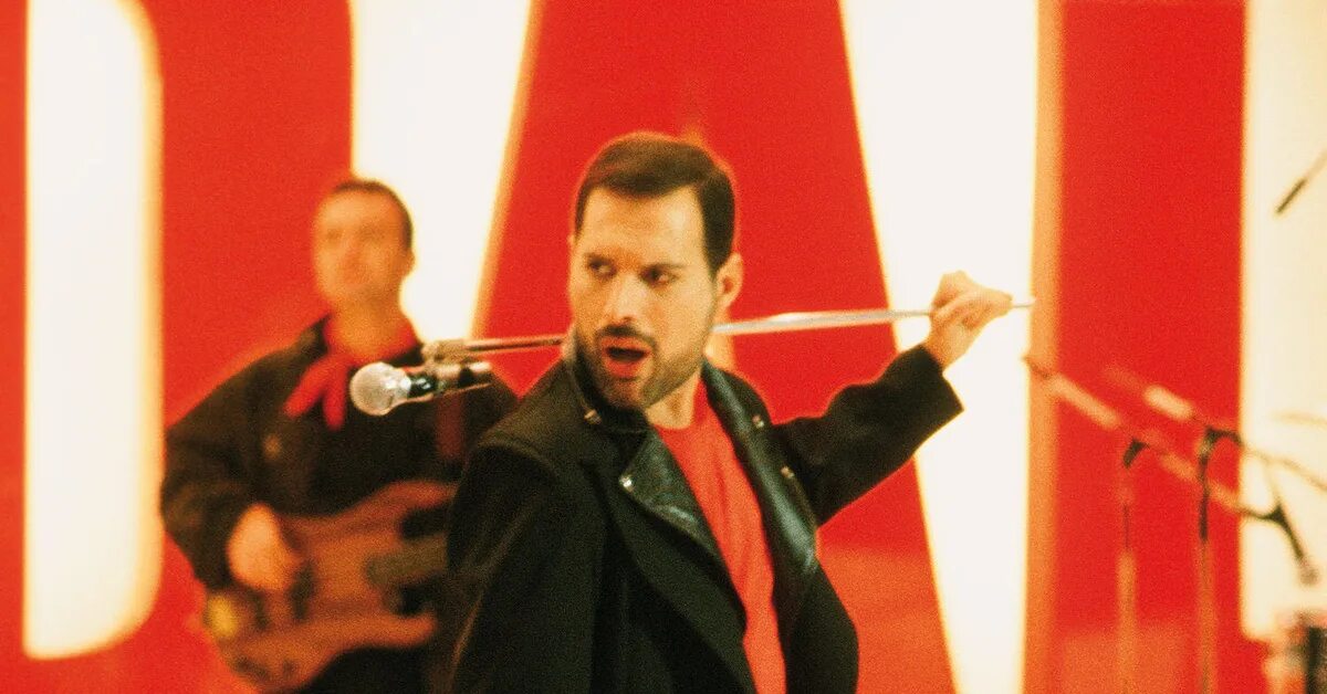 Квин скандал. Freddie mercury 1989. фредди меркьюри scandal. never boring фредди меркьюри. фредди меркьюри скандал.