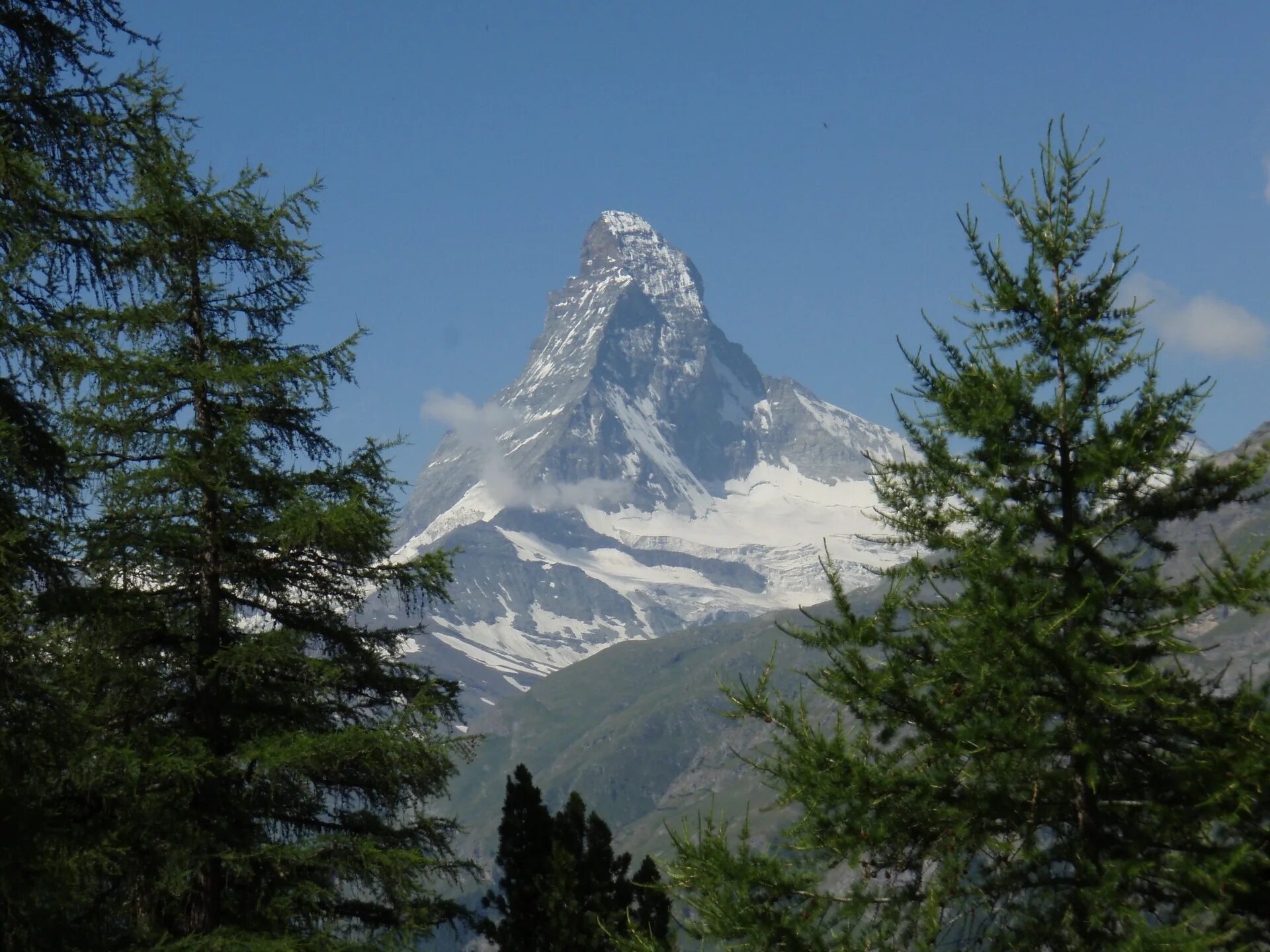 Горы являющиеся естественным. Маттерхорн Швейцария. Matterhorn гора в Швейцарии. Маттерхорн горный массив. Заснеженная гора Маттерхорн.