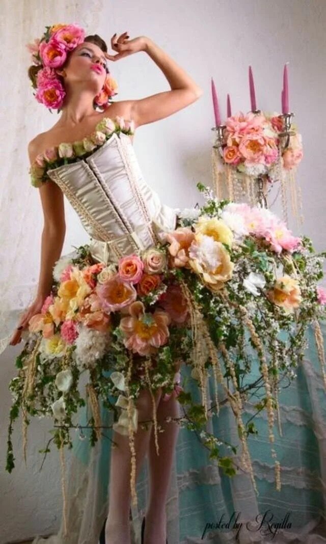 Девушек украшают цветы. Платье из искусственных цветов. Костюм из цветов. Платье цветок. Платье украшенное цветами.