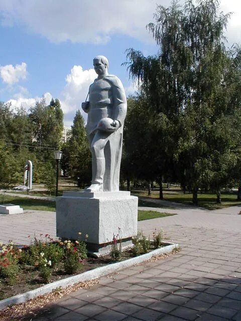 Василий васильевич собина герой советского союза. Василий собина алексеевка герой. Памятники города алексеевка белгородской области. Памятник кириленко город алексеевка белгородская область. Василий собина памятник.