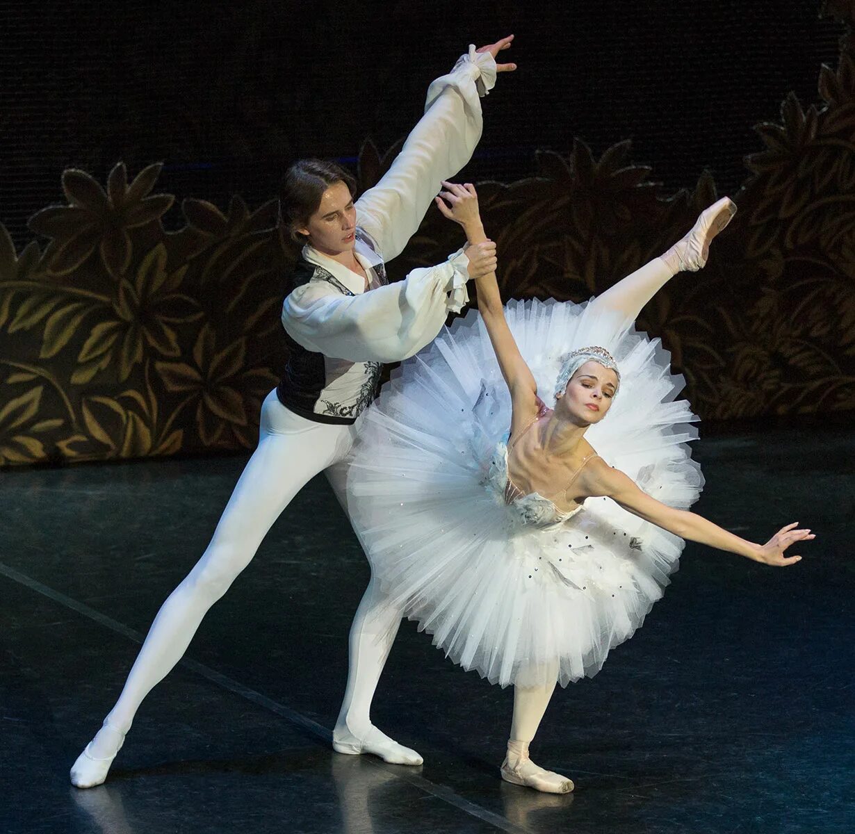Щелкунчик балет клара. Петр чайковский балет лебединое озеро. Какой балет лучше. Какой балет лучше. Лебединое озеро петипа.