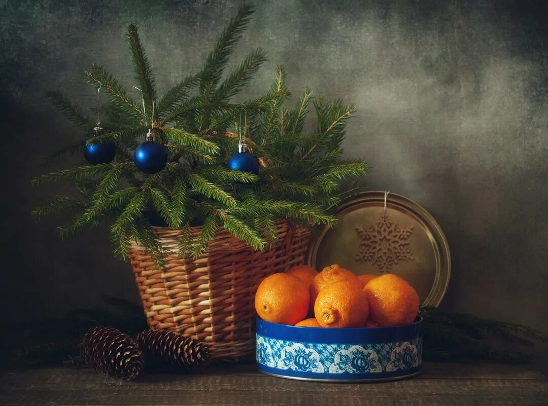 Рождественский натюрморт. Рождественский натюрморт. Красивые новогодние натюрморты. Натюрморт новогоднее настроение. Рождество натюрморт.