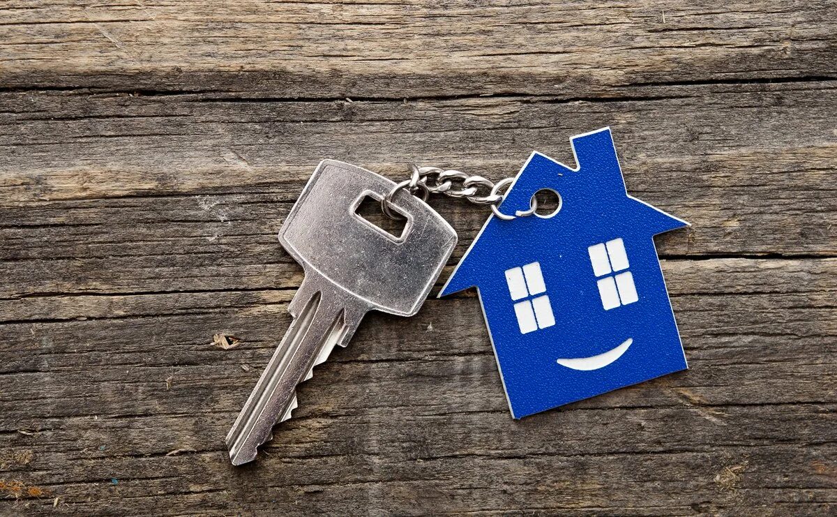 Охрана недвижимости. Домик с фигурками и ключами. Фигура домик и ключ. Вертикальный фон с ключами и домом.