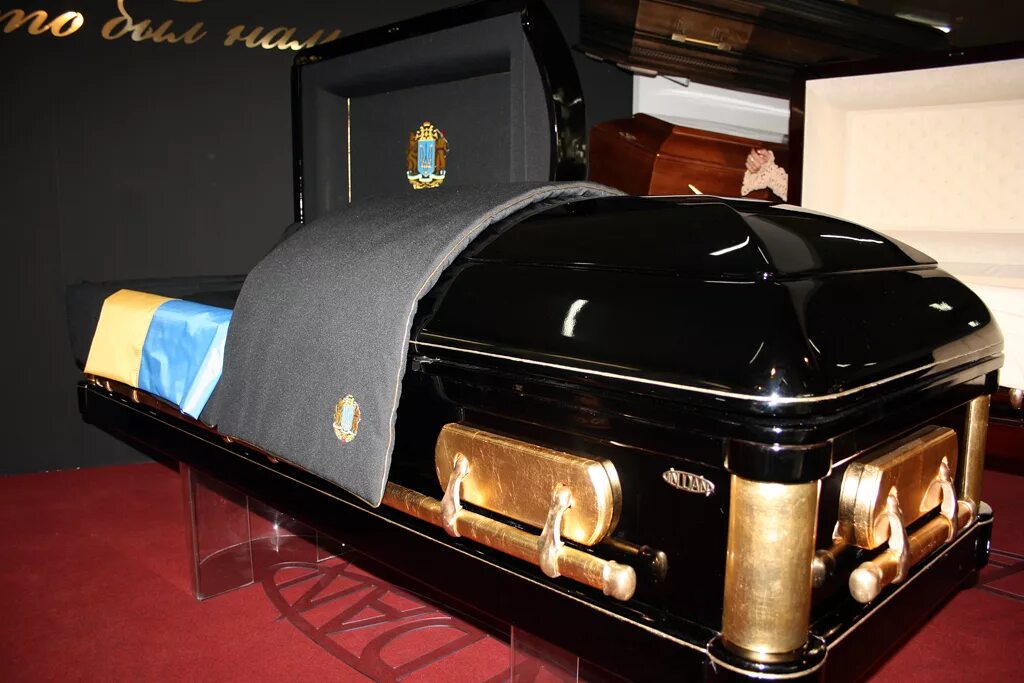 Самый дорогой гроб. Гроб. Красивые и дорогие гробы. Дорогие гробы. Самый дорогой гроб.