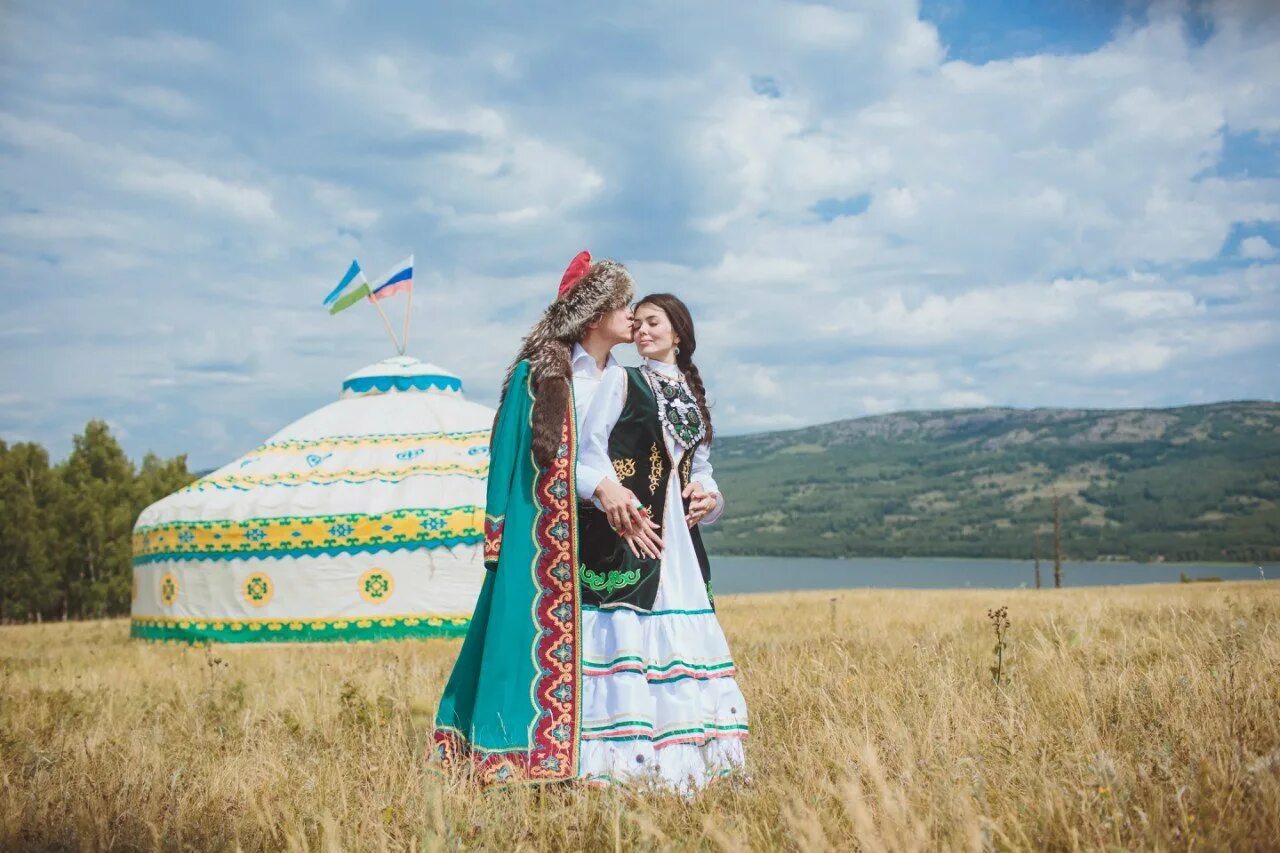 Правильно башкир или башкирин. Башкиры национальный костюм. башкирская свадьба в национальных костюмах. башкирский свадебный костюм. национальная одежда башкиров.