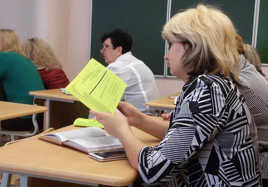 Учитель на экзамене. Учительская в школе. Педагогические иллюстрации. Тестирование педагогических работников. Максимум education.