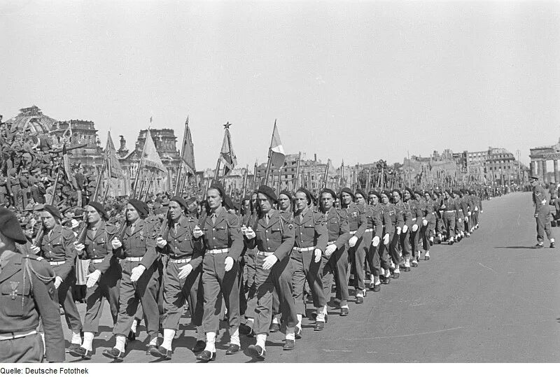 парад советских солдат в берлине 1945. парад победы в берлине 7 сентября 1945 года. парад союзнических войск в берлине 1945 года. парад союзнических войск в берлине 1945 года. жуков и монтгомери в берлине.