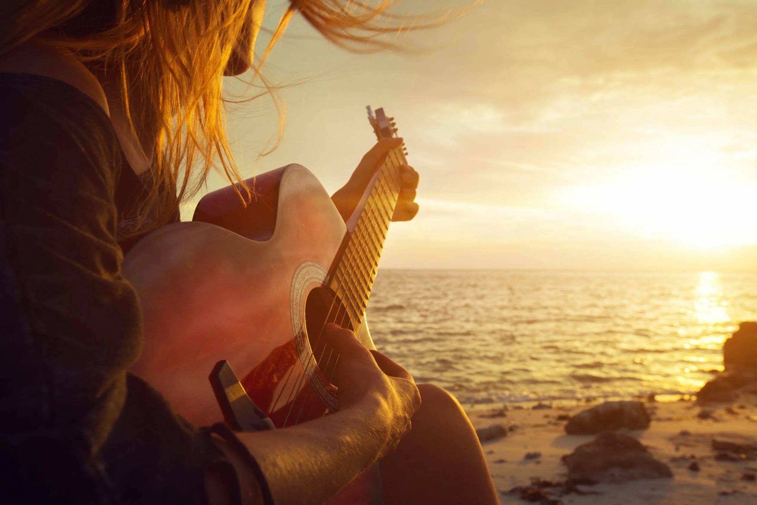 Песня счастье в душе. Девушка с гитарой на закате. Девушка с гитарой у моря. Гитара и море. Девушка с гитарой на пляже.