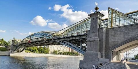Пешеходный мост через москва реку