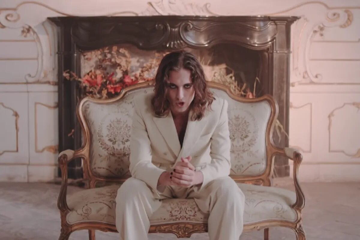 Итан торчио стиль. Молескин дамиано. Maneskin кадры из клипов. Манескин торна. Манескин дамиано клип торна каза.