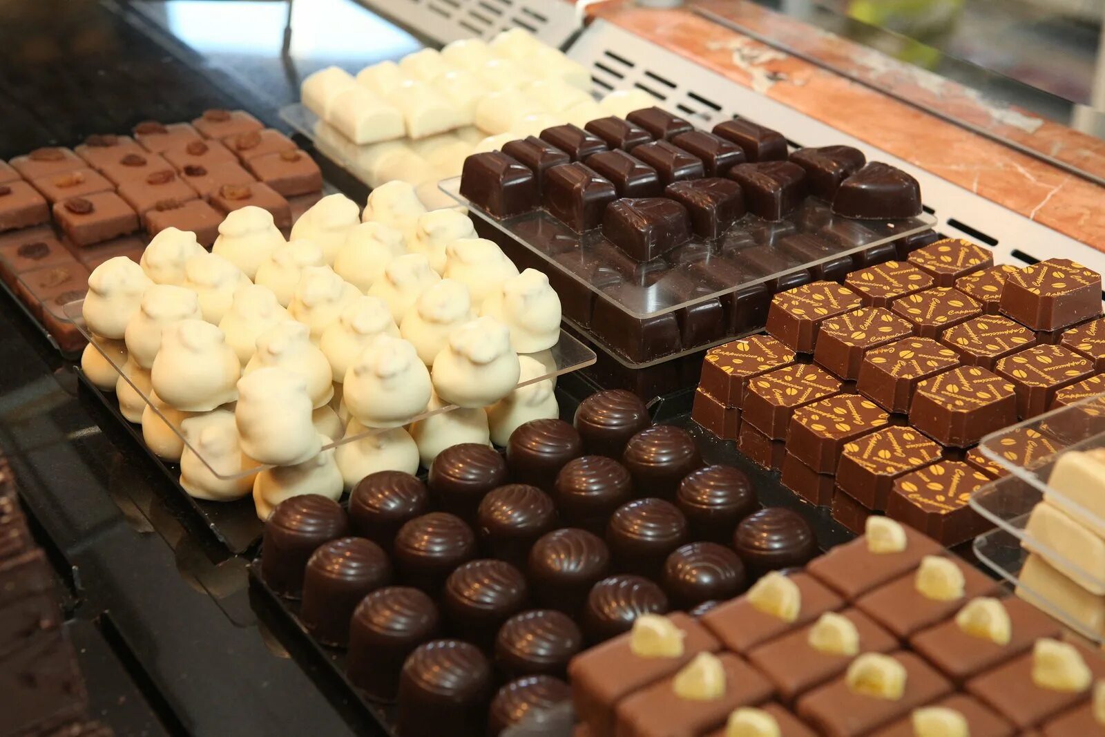 Шоколад пралине Бельгия. Пралине (бельгийский шоколад). Шоколадные пралине Бельгии. Бельгия пралине шоколад бельгийские вафли. Шоколадный ассортимент
