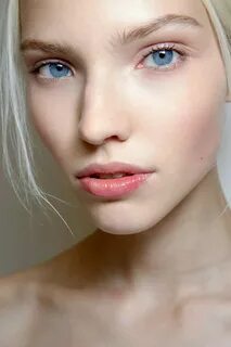 Она была хороша высокая тоненькая глаза