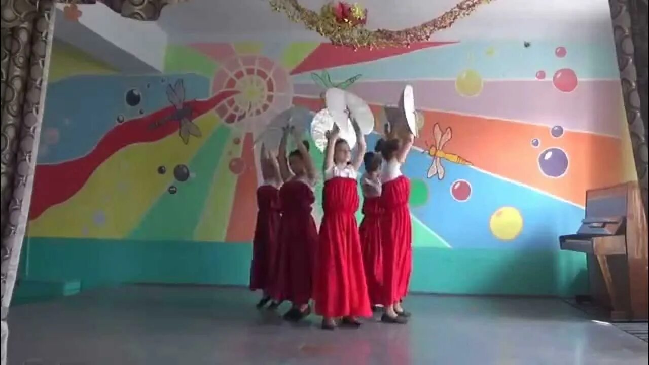 Танец с веерами в саду. Танец с веерами в детском саду. китайский танец с веерами в детском саду. танец с веерами японский в детском саду. танец с веерами в детском саду видео.