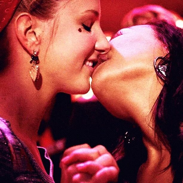 Lesbi facing. Поцелуй девушек. Поцелуй двух девушек. Поцелуй с языком девушки. Девушка целует девушку с языком.
