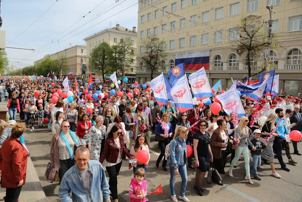 Воронеж люди. Воронеж Первомайская демонстрация. Жители Воронежа. Народы Воронежа. Население воронежа 2024 год