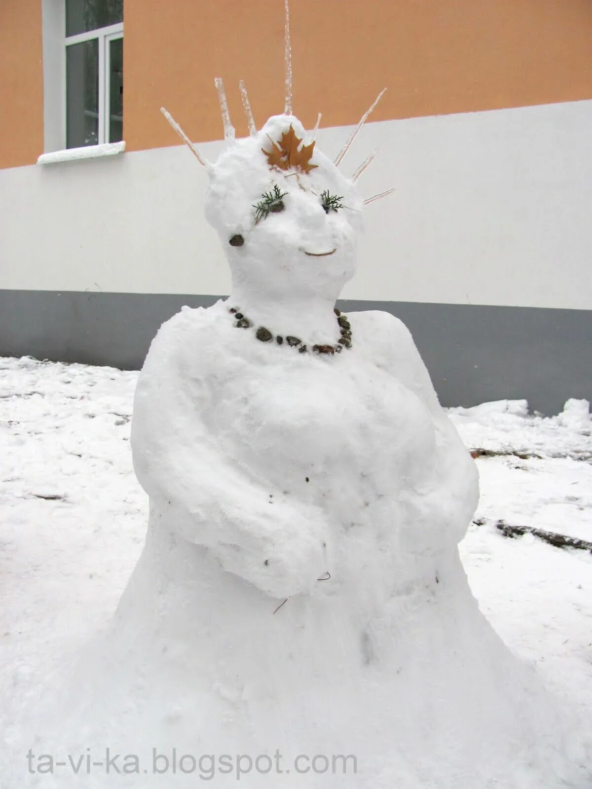 Снежная баба. Снежная Королев фигуры из снега. Снежная баба из снега. Самая красивая Снежная баба.