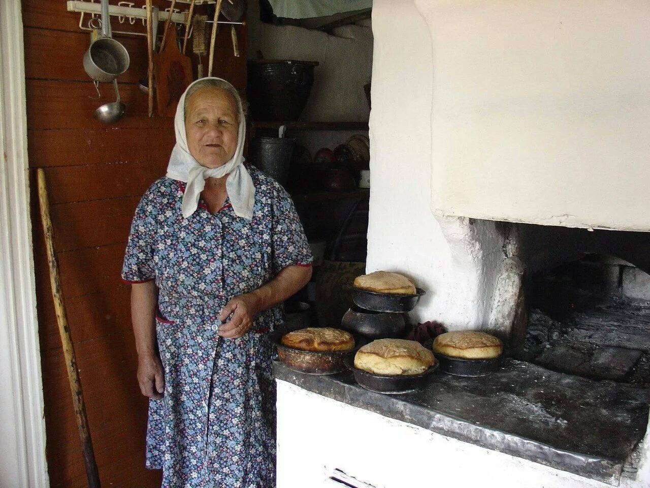 Бабушка село. Бабушка в деревне. Бабушка в деревенском доме. Хлеб у бабушки в деревне. Бабушка в селе.