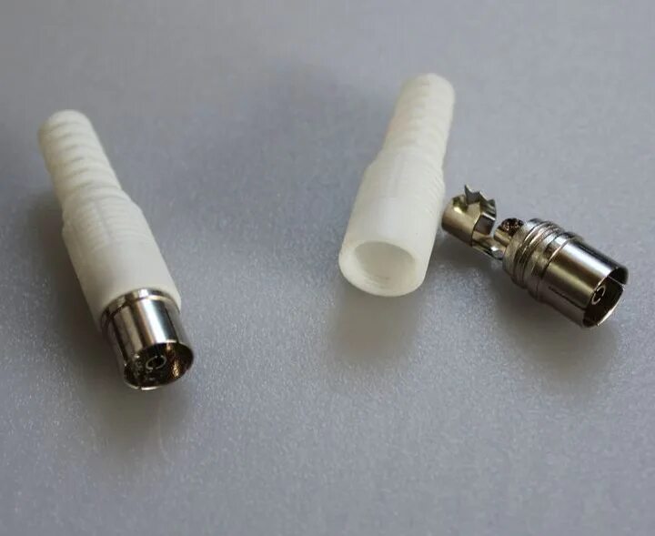 Соединяем антенный штекер. Ant 1 ant2 тв разъем. Как присоединить провод антенны к штекеру. Как подсоединить антенный кабель к штекеру. Разъём соединения рк75.