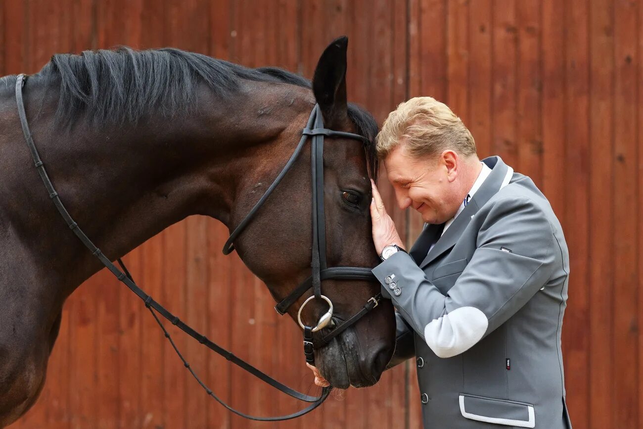 Человек е лошадь. Человек е лошадь. Фотосессия с лошадьми. Брюнетка на лошади. Фильм лошади и люди исландия.