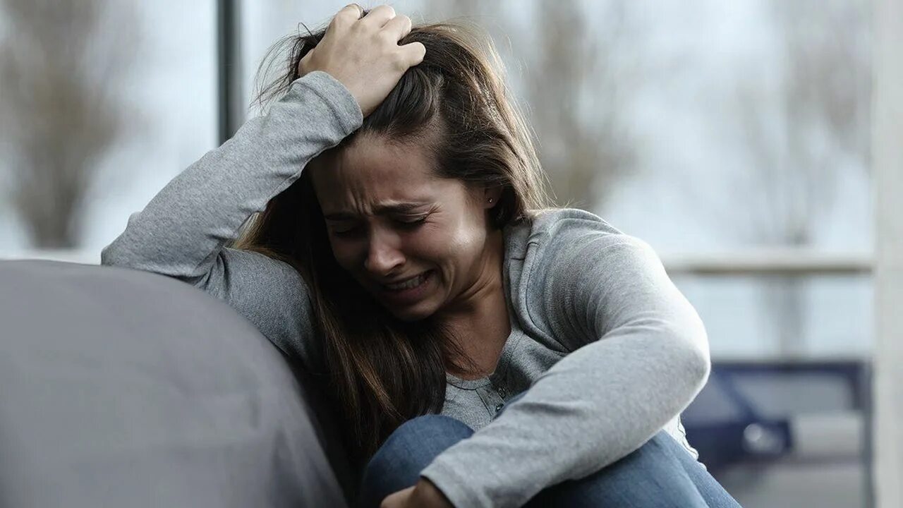 Девушка прикрывает лицо. Печальная девушка. Женщина рыдает. Сижу в слезах. Девушка в отчаянии.