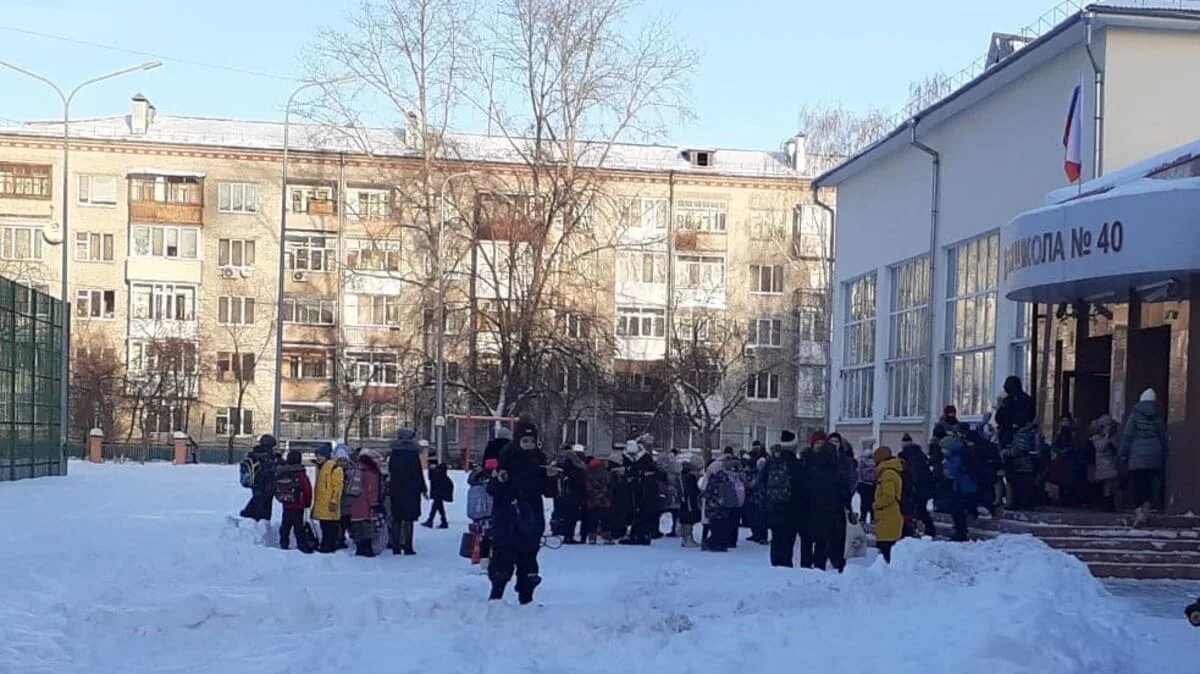 Отменили школу сегодня в тюмени. Школа 13 Тюмень. Эвакуация в школе. Минирование школ в Челябинске. В Тюмени эвакуировали школы.