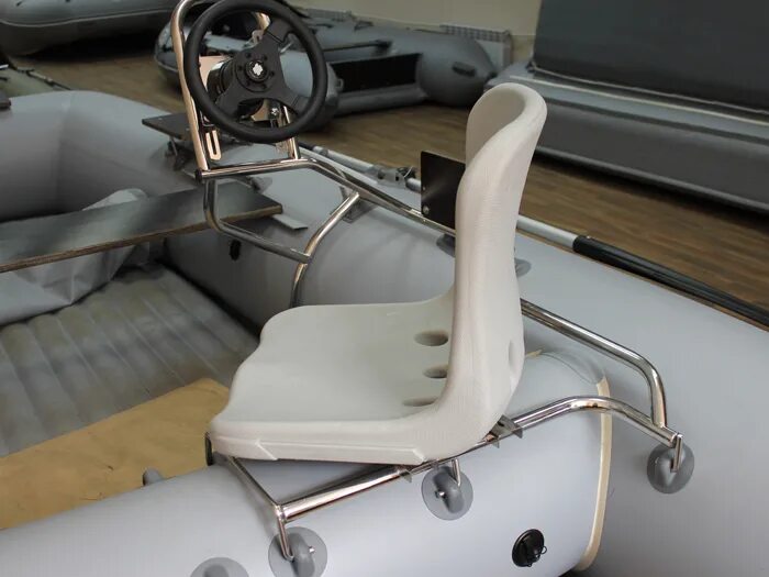 Поворотное сидение для лодки РИБ 380. Поворотное кресло для катера Ямаха. Кресло для надувной лодки ПВХ поворотного типа Ривьера 32. Лодка Стингрей поворотное кресло. Спинка в лодку пвх