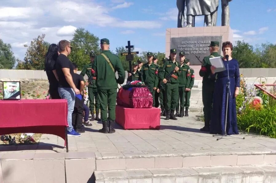 В Курганской области простились с военнослужащими. Простились с погибшим на Украине. Траурный митинг.